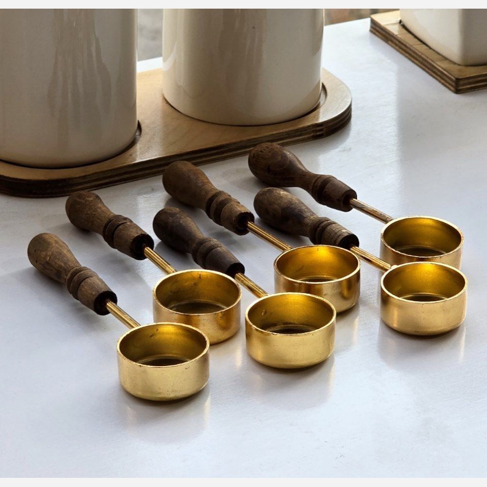 خرید پیمانه باریستایی برنجی با دسته چوبی